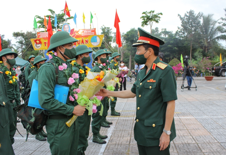 Thiếu tướng Nguyễn Minh Triều - Ph&oacute; Tư lệnh Qu&acirc;n khu&nbsp;9 tặng hoa, động vi&ecirc;n t&acirc;n binh tại TP Ng&atilde; Bảy, tỉnh Hậu Giang. Ảnh: T.Thuận