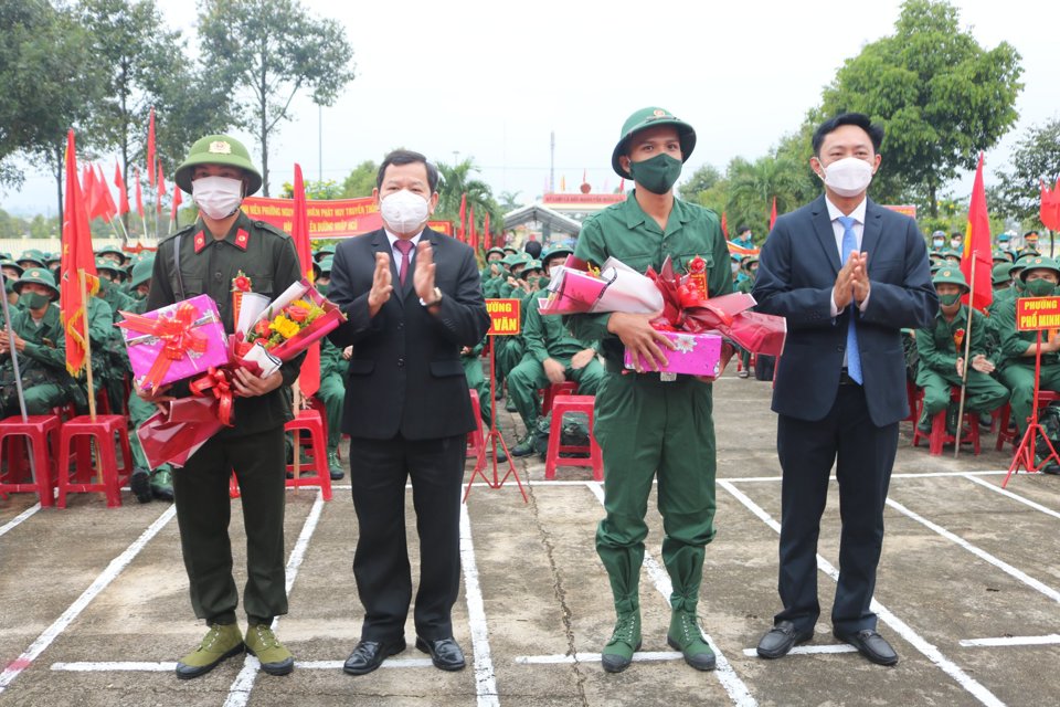 &Ocirc;ng Đặng Văn Minh- Chủ tịch UBND tỉnh Quảng Ng&atilde;i (thứ 2 từ tr&aacute;i sang) tặng hoa cho thanh ni&ecirc;n tr&uacute;ng tuyển của thị x&atilde; Đức Phổ.