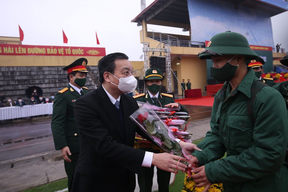 Chủ tịch UBND TP H&agrave; Nội Chu Ngọc Anh động vi&ecirc;n c&aacute;c t&acirc;n binh tại huyện Ba V&igrave; l&ecirc;n đường nhập ngũ. Ảnh: Ngọc T&uacute;