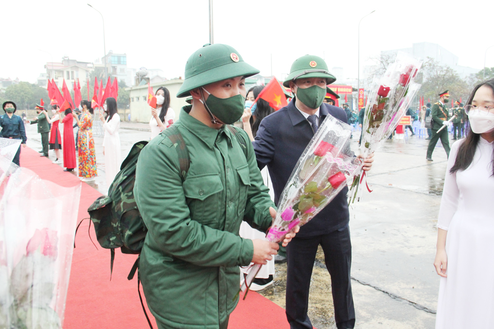 &nbsp;L&atilde;nh đạo quận Bắc Từ Li&ecirc;m động vi&ecirc;n, tặng hoa cho c&aacute;c thanh ni&ecirc;n l&ecirc;n đường nhập ngũ.