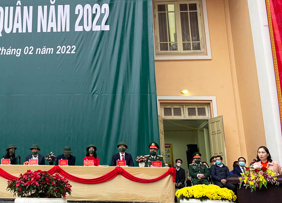 Chủ tịch UBND quận H&agrave; Đ&ocirc;ng Cấn Thị Việt H&agrave; ph&aacute;t biểu tại Lễ giao nhận qu&acirc;n năm 2022.