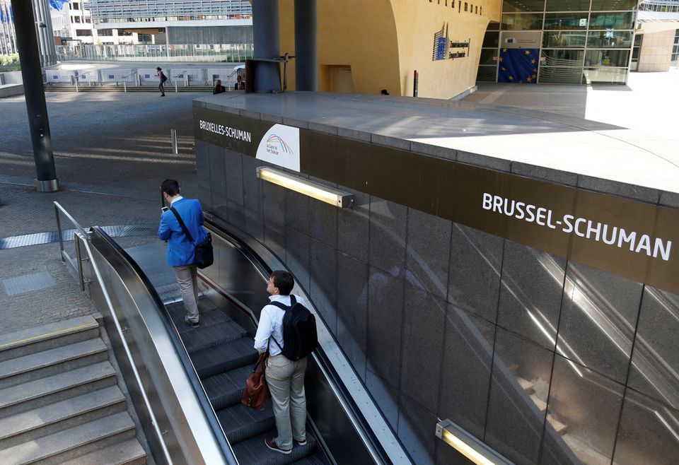 Người d&acirc;n ra khỏi ga t&agrave;u điện ngầm Brussels-Schuman trước trụ sở Ủy ban Ch&acirc;u &Acirc;u ở Brussels, Bỉ. Ảnh: Reuters.