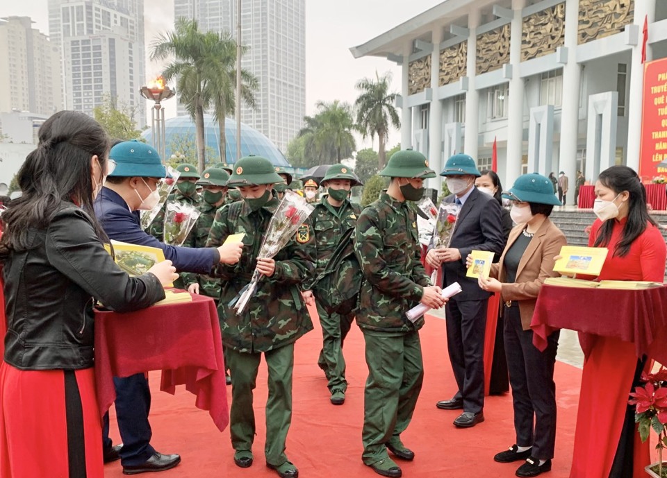 Trưởng Ban Tuy&ecirc;n gi&aacute;o Th&agrave;nh ủy H&agrave; Nội B&ugrave;i Huyền Mai v&agrave; l&atilde;nh đạo quận Thanh Xu&acirc;n tặng hoa, qu&agrave;, động vi&ecirc;n c&aacute;c t&acirc;n binh l&ecirc;n đường nhập ngũ &nbsp;