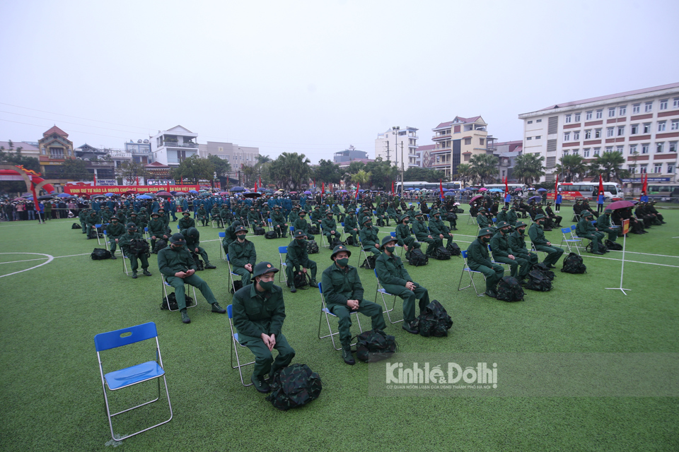 Để đảm bảo an to&agrave;n trong c&ocirc;ng t&aacute;c ph&ograve;ng chống dịch Covid-19, tất cả t&acirc;n binh, đại biểu, người th&acirc;n của c&aacute;c nam c&ocirc;ng d&acirc;n nhập ngũ c&oacute; mặt tại buổi lễ phải thực hiện nghi&ecirc;m qui định 5K của Bộ Y tế.&nbsp;100% c&aacute;c nam c&ocirc;ng d&acirc;n nhập ngũ sẽ được lấy mẫu x&eacute;t nghiệm Covid-19 bằng phương ph&aacute;p PCR v&agrave; cho kết qủa &acirc;m t&iacute;nh.