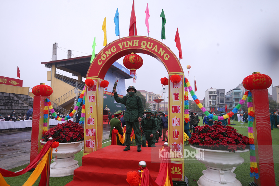 T&acirc;n binh bước qua cổng vinh quang l&ecirc;n đường nhập ngũ.