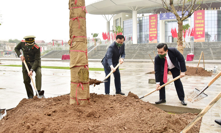 B&iacute; thư Th&agrave;nh ủy H&agrave; Nội Đinh Tiến Dũng trồng c&acirc;y lưu niệm tại Nh&agrave; văn h&oacute;a huyện Đ&ocirc;ng Anh