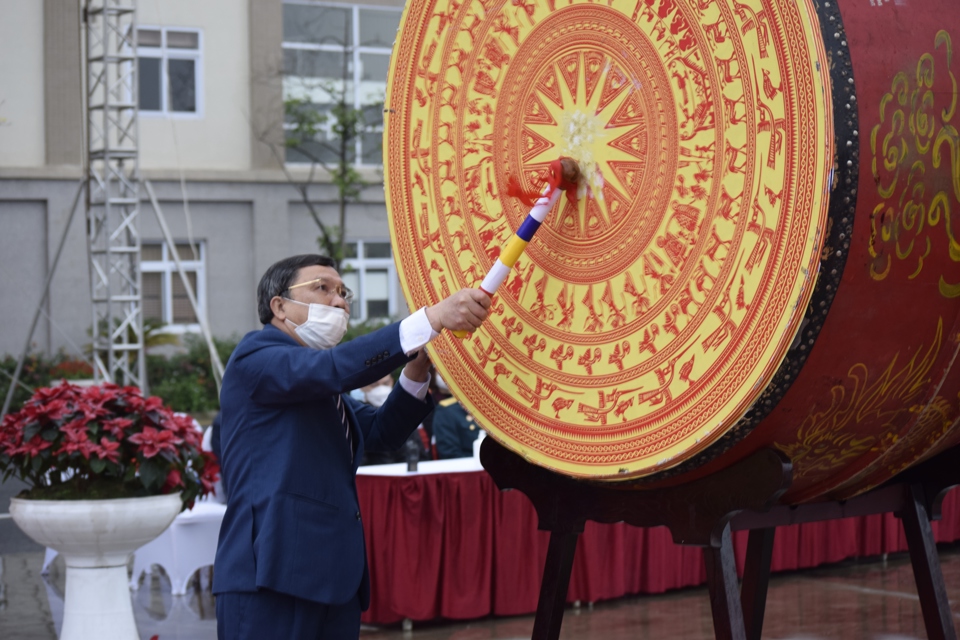 Chủ tịch UBND huyện Đan Phượng Nguyễn Hữu Ho&agrave;ng đ&aacute;nh trống mở hội giao qu&acirc;n 2022.