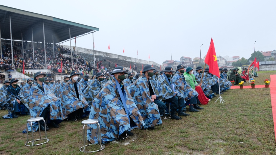 183 t&acirc;n binh huyện Ph&uacute;c Thọ "đội mưa" tham dự lễ giao, nhận qu&acirc;n năm 2022. Ảnh: T&ugrave;ng Nguyễn.