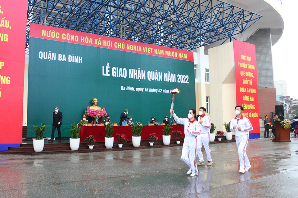 77 tân binh quận Ba Đình thể hiện niềm tự hào trong ngày nhập ngũ - Ảnh 1