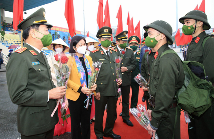 Ph&oacute; B&iacute; thư Thường trực Th&agrave;nh ủy H&agrave; Nội Nguyễn Thị Tuyến động vi&ecirc;n c&aacute;c t&acirc;n binh l&ecirc;n đường nhập ngũ