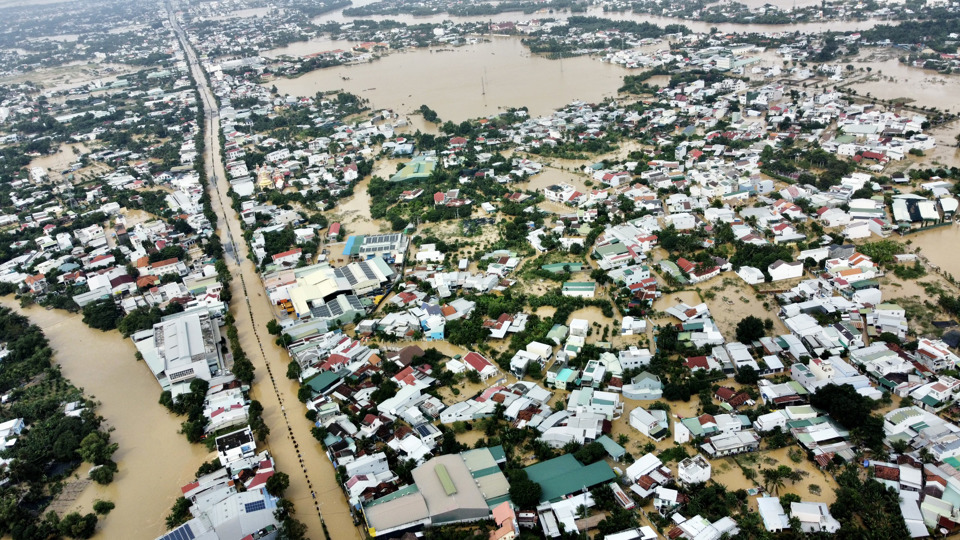 Đ&ocirc; thị h&oacute;a nhanh khiến khu vực ngoại th&agrave;nh TP Nha Trang thường ngập nặng khi mưa lớn. (Ảnh: Trung Vũ).