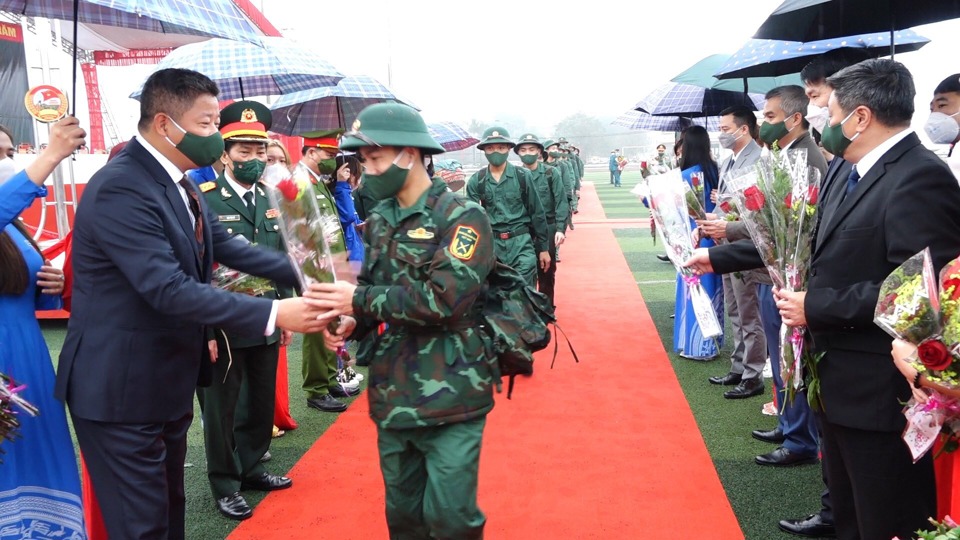 Ph&oacute; Chủ tịch UBND TP H&agrave; Nội Nguyễn Mạnh Quyền động vi&ecirc;n t&acirc;n binh l&ecirc;n đường nhập ngũ