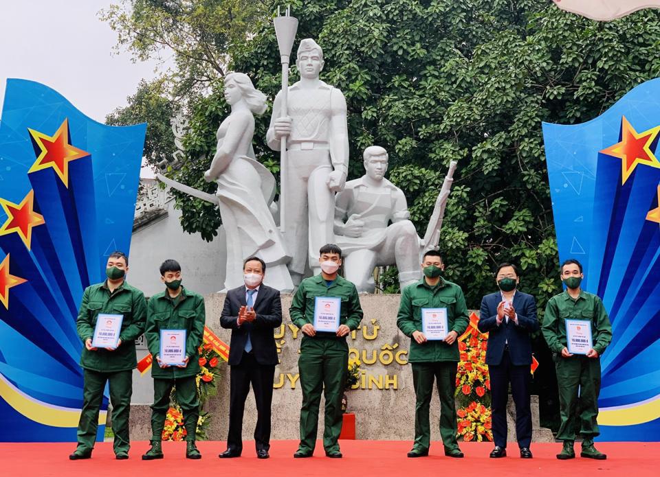 Ph&oacute; B&iacute; thư Th&agrave;nh ủy H&agrave; Nội Nguyễn Văn Phong trao sổ tiết kiệm cho c&aacute;c t&acirc;n binh. Ảnh Trần Long