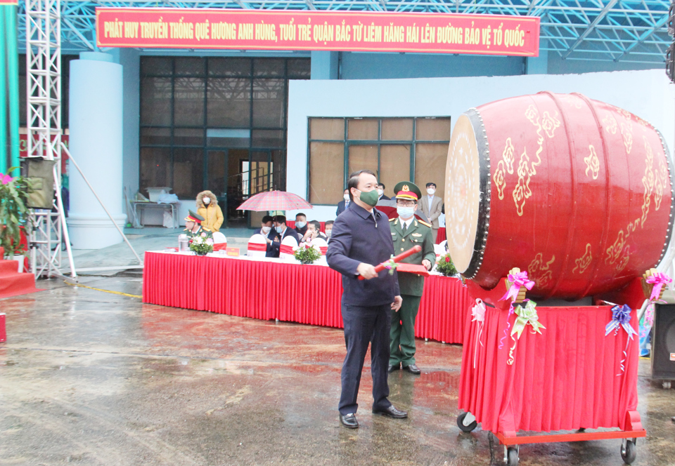 Chủ tịch UBND quận Bắc Từ Li&ecirc;m Lưu Ngọc H&agrave;&nbsp;nổi trống mở hội giao, nhận qu&acirc;n 2022.
