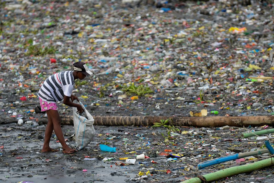 Người d&acirc;n đang thu dọn r&aacute;c thải tại bờ s&ocirc;ng Pasig, Manila, Philippines, ng&agrave;y 10/6/2021. Ảnh: Reuters