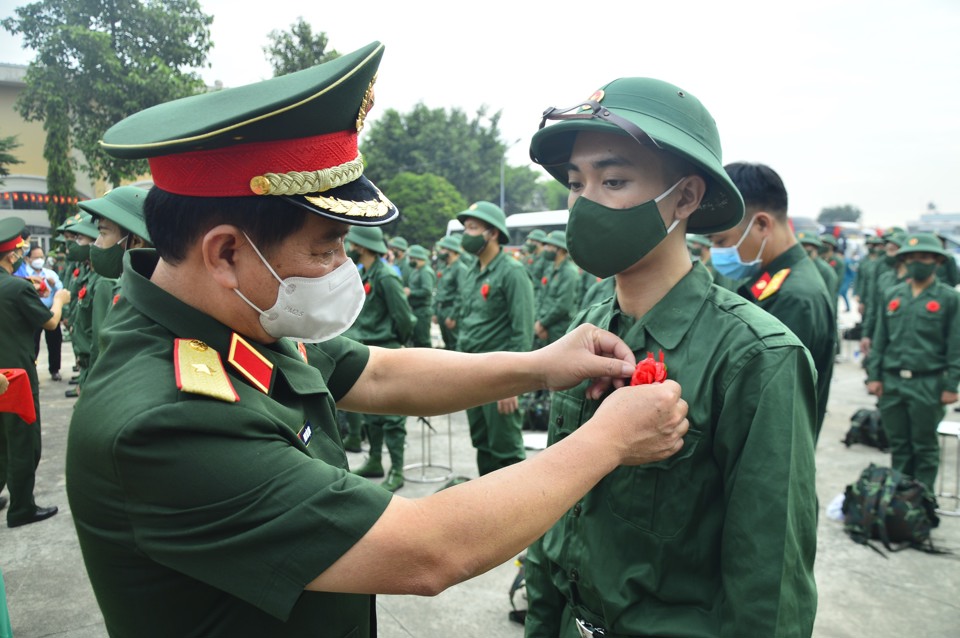 Thiếu tướng Phan Văn Xựng - Ch&iacute;nh ủy Bộ Tư lệnh TP Hồ Ch&iacute; Minh gắn hoa cho thanh ni&ecirc;n huyện H&oacute;c M&ocirc;n l&ecirc;n đường l&agrave; nghĩa vụ.