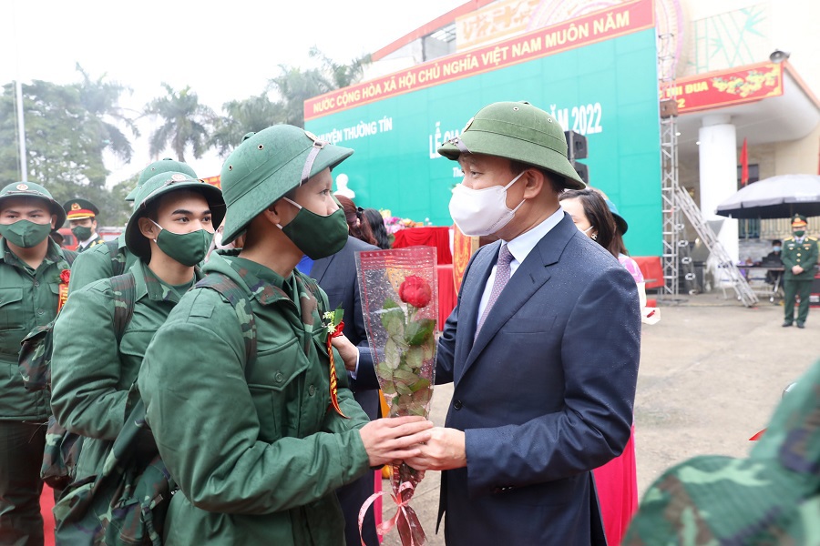 Chủ tịch HĐND TP H&agrave; Nội Nguyễn Ngọc Tuấn tặng hoa, động vi&ecirc;n c&aacute;c t&acirc;n binh huyện Thường T&iacute;n trước l&uacute;c l&ecirc;n đường l&agrave;m nhiệm vụ