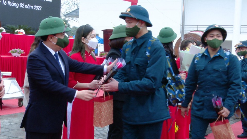 179 thanh niên huyện Gia Lâm hăng hái lên đường nhập ngũ - Ảnh 1