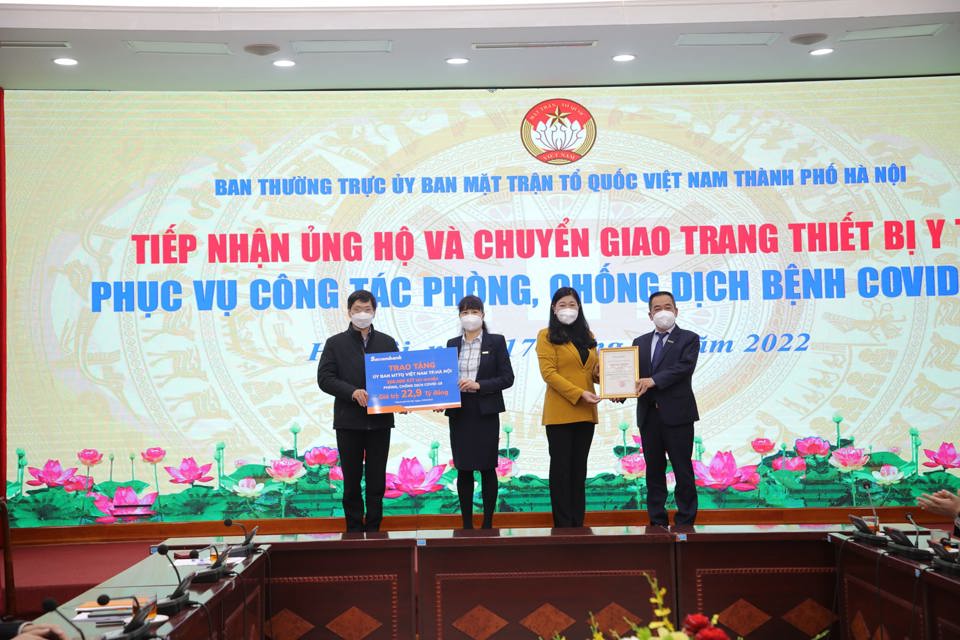 Chủ tịch Ủy ban MTTQ TP H&agrave; Nội Nguyễn Lan Hương tiếp nhận ủng hộ của Ng&acirc;n h&agrave;ng TMCP S&agrave;i G&ograve;n Thương T&iacute;n (Sacombank)