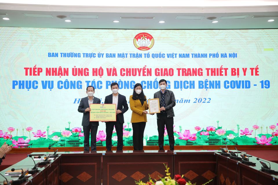 Chủ tịch Ủy ban MTTQ Việt Nam TP H&agrave; Nội Nguyễn Lan Hương tiếp nhận ủng hộ của tập đo&agrave;n Phương Trang