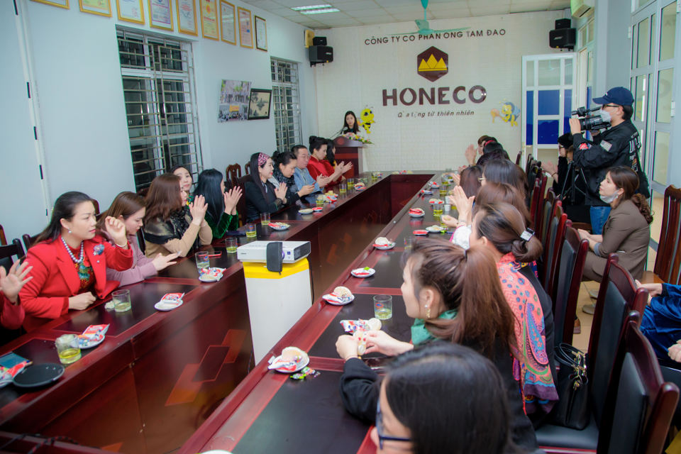 Hội vi&ecirc;n Hiệp hội nữ Doanh Nh&acirc;n Doanh nghiệp nhỏ v&agrave; vừa Việt Nam c&oacute; chuyến Business tour tại C&ocirc;ng ty Cổ phần Mật ong Tam Đảo (Honeco).