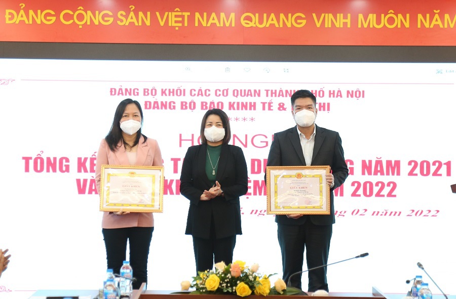 Ph&oacute; B&iacute; thư Đảng ủy Khối c&aacute;c cơ quan TP H&agrave; Nội Phạm Thị Nguy&ecirc;n Hạnh trao Giấy khen của Ban Thường vụ Đảng ủy Khối cho tập thể Ủy ban Kiểm tra Đảng ủy B&aacute;o Kinh tế &amp; Đ&ocirc; thị v&agrave; tập thể Chi bộ Khối Nội dung