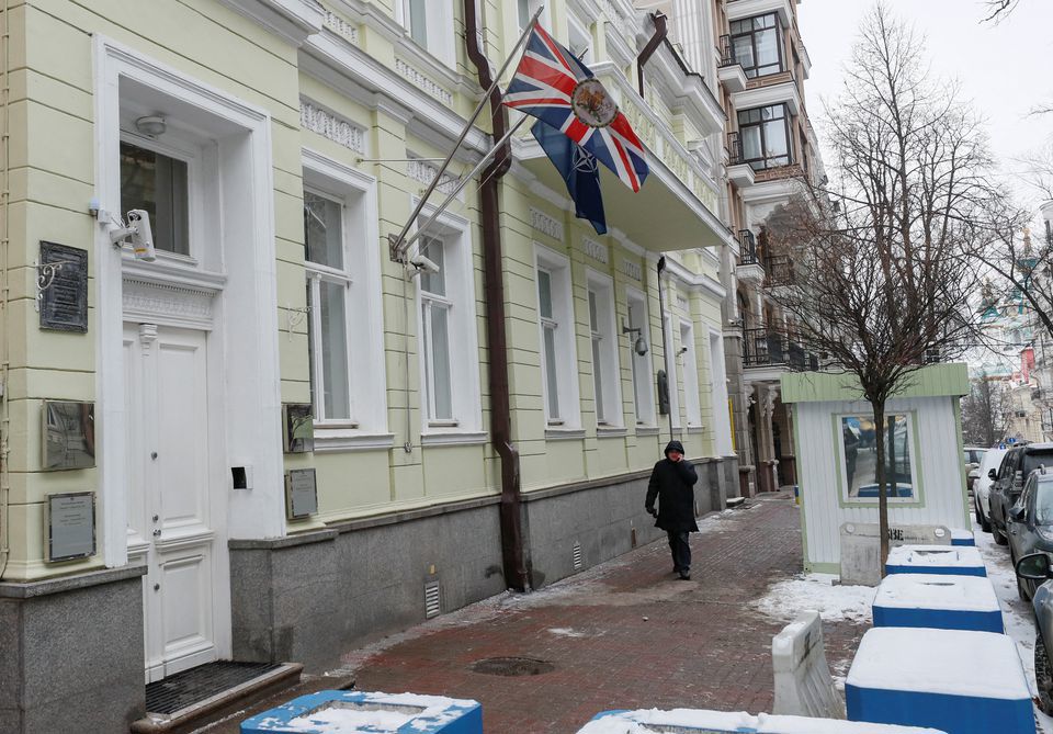 Quang cảnh trước Đại sứ qu&aacute;n Anh tại Kiev, Ukraine ng&agrave;y 24/1/2022.