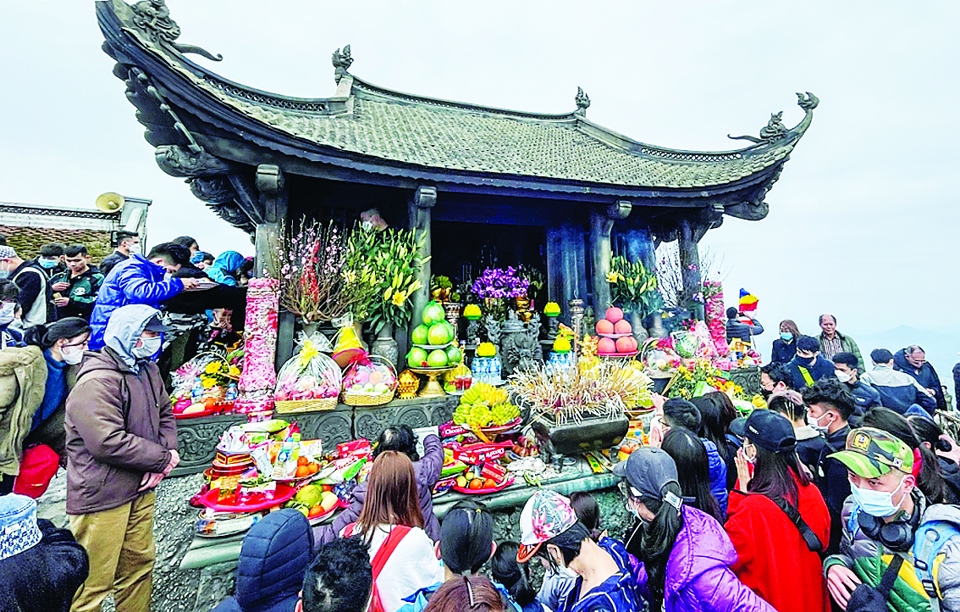 Du khách tại chùa Đồng - Yên Tử xuân 2022. Ảnh: Trường Giang