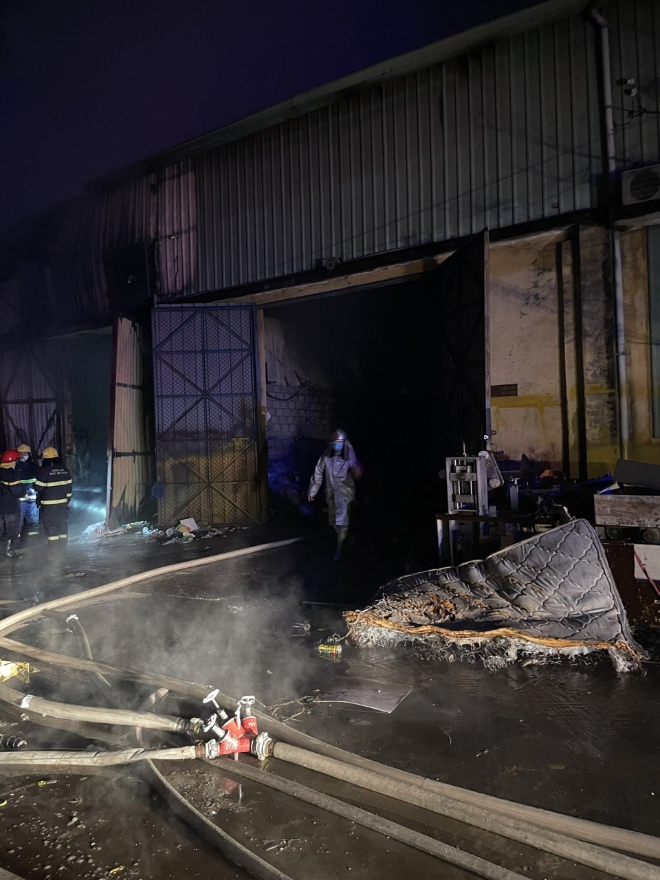 Hà Nội: Dập tắt đám cháy lớn tại kho chứa hàng ở đường Lĩnh Nam - Ảnh 2