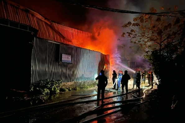 Hà Nội: Dập tắt đám cháy lớn tại kho chứa hàng ở đường Lĩnh Nam - Ảnh 1