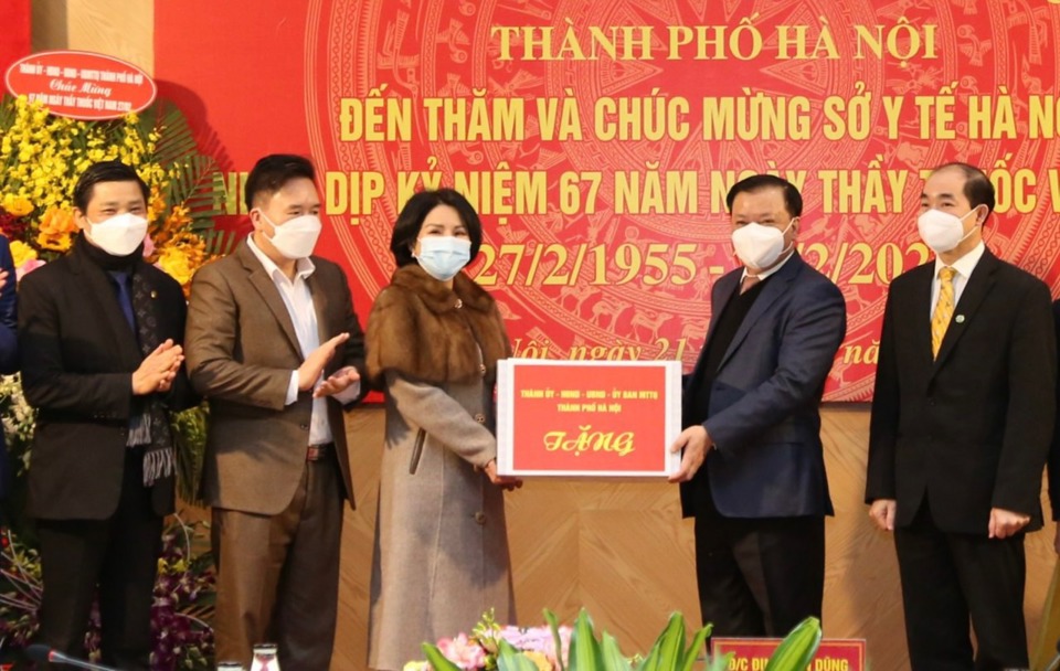 Bí thư Thành ủy Hà Nội Đinh Tiến Dũng thăm, chúc mừng Ngày Thầy thuốc Việt Nam - Ảnh 1