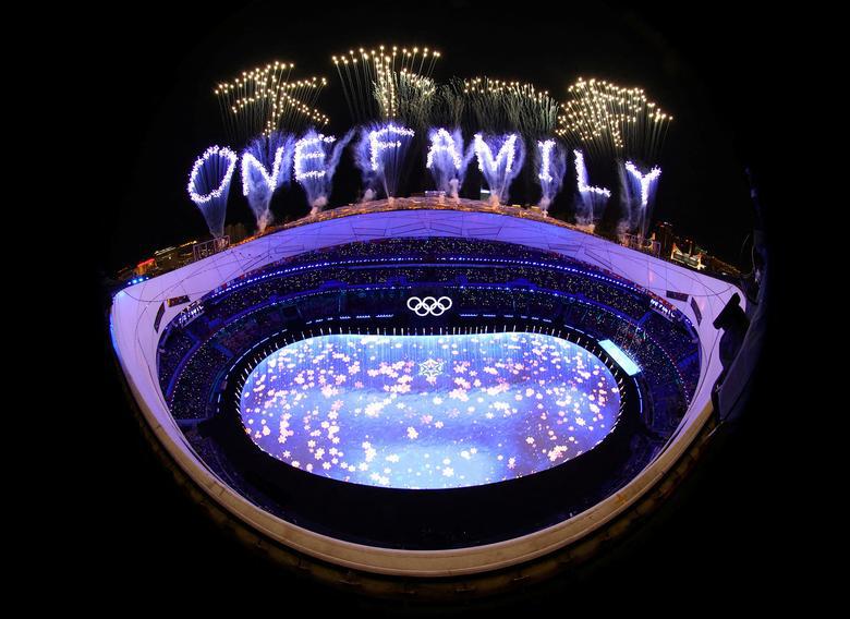 Quang cảnh ho&agrave;nh tr&aacute;ng tại lễ bế mạc Olympic m&ugrave;a đ&ocirc;ng 2022. Ảnh: Reuters