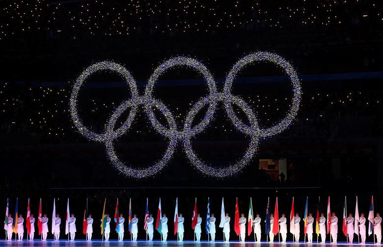 C&aacute;c vận động vi&ecirc;n rước quốc kỳ c&aacute;c nước tại lễ bế mạc Olympic m&ugrave;a Đ&ocirc;ng Bắc Kinh 2022, Trung Quốc, ng&agrave;y 20/2. Ảnh: Reuters