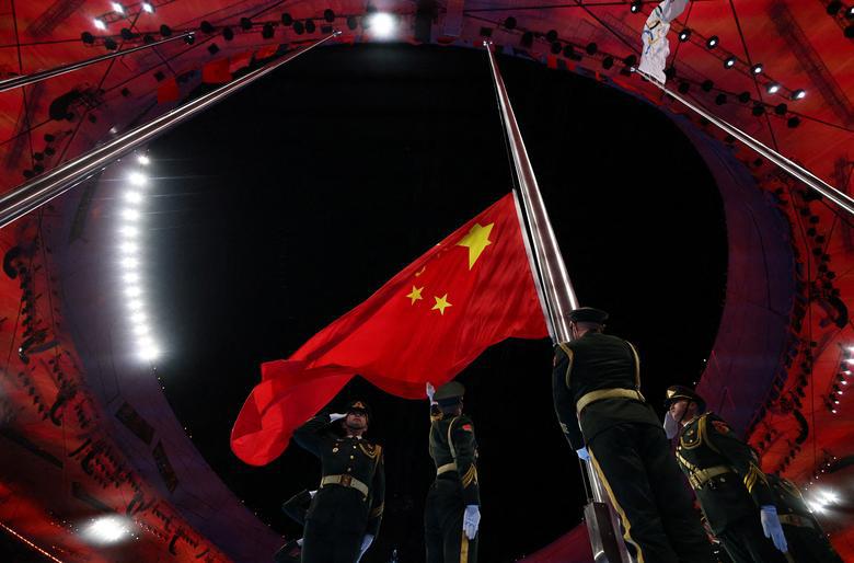 Lễ thượng cờ Trung Quốc tại lễ bế mạc Olympic m&ugrave;a Đ&ocirc;ng Bắc Kinh 2022, Trung Quốc, ng&agrave;y 20/2/2022. Ảnh: Reuters