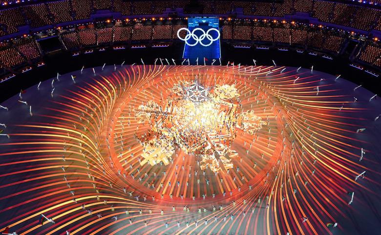 C&aacute;c nghệ sỹ biểu diễn tại lễ bế mạc Olympic m&ugrave;a Đ&ocirc;ng Bắc Kinh 2022, Trung Quốc, ng&agrave;y 20/2. Ảnh: Reuters