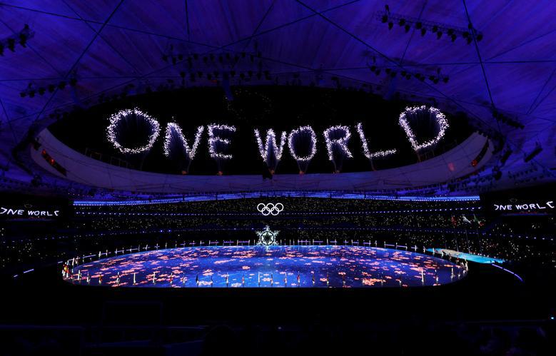 Lễ bế mạc Olympic Bắc Kinh được tổ chức với sự tham gia của c&aacute;c quan chức, vận động vi&ecirc;n, cổ động vi&ecirc;n c&ugrave;ng c&aacute;c nghệ sĩ biểu diễn. Ảnh: Reuters