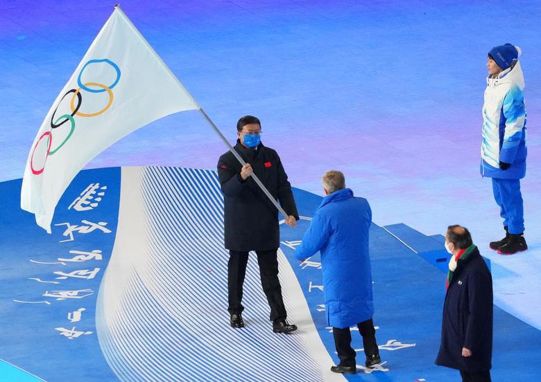 Thị trưởng Bắc Kinh Chen Jining trao cờ của Ủy ban Olympic Quốc tế cho Chủ tịch Ủy ban Olympic Quốc tế (IOC) Thomas Bach v&agrave; &ocirc;ng Guiseppe Sala, Thị trưởng th&agrave;nh phố Milano, Italia tại lễ bế mạc. Ảnh: Reuters