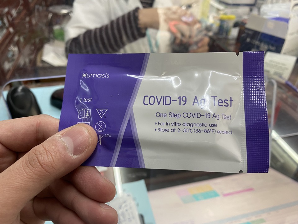 Kit test Covid Salocor (Phần Lan) c&oacute; gi&aacute; l&agrave; 95.000 đồng/bộ. Kit test Humasis Covid-19 AG test (H&agrave;n Quốc) c&oacute; gi&aacute; l&agrave; 110.000 đồng/bộ&hellip;