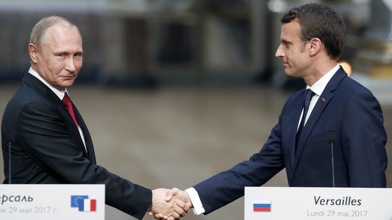Tổng thống Ph&aacute;p Emmanuel Macron (b&ecirc;n phải) h&ocirc;m 20/2 đ&atilde; c&oacute; cuộc điện đ&agrave;m khẩn cấp với Tổng thống Nga Vladimir Putin.
