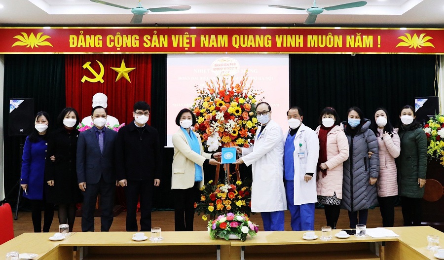 Ph&oacute; Trưởng Đo&agrave;n chuy&ecirc;n tr&aacute;ch Đo&agrave;n Đại biểu Quốc hội TP H&agrave; Nội Phạm Thị Thanh Mai ch&uacute;c mừng tập thể Trung t&acirc;m cấp cứu 115 H&agrave; Nội nh&acirc;n Ng&agrave;y Thầy thuốc Việt Nam