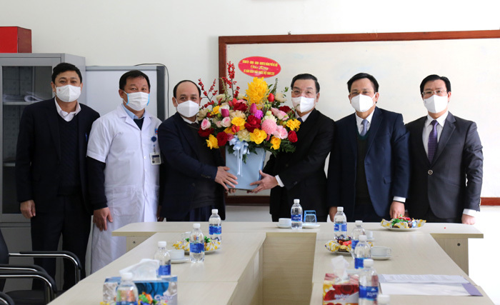 Chủ tịch UBND TP Chu Ngọc Anh tặng hoa ch&uacute;c mừng&nbsp;Ph&ograve;ng Bảo vệ sức khỏe Trung ương 5 (Bệnh viện Hữu Nghị)