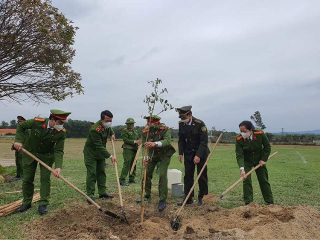 Thiếu tướng Ho&agrave;ng Xu&acirc;n Du tham gia trồng c&acirc;y ở Trại giam Đồng Sơn. (Ảnh: CH)