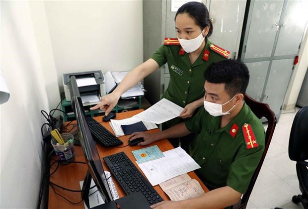 Cán bộ công an xã Kim Chung, huyện Đông Anh (Hà Nội) nhập dữ liệu dân cư vào Hệ thống Cơ sở dữ liệu quốc gia về dân cư. Ảnh Phạm Kiêm