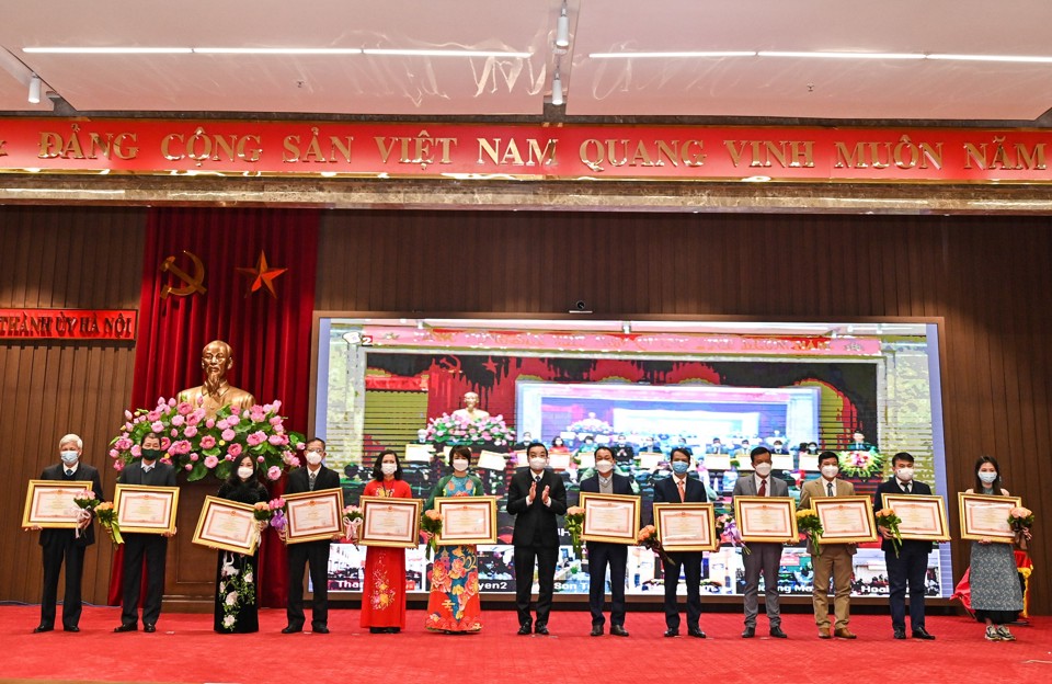 Chủ tịch UBND thành phố Hà Nội Chu Ngọc Anh trao Bằng khen của Thủ tướng Chính phủ cho các tập thể có thành tích xuất sắc. Ảnh Thanh Hải
