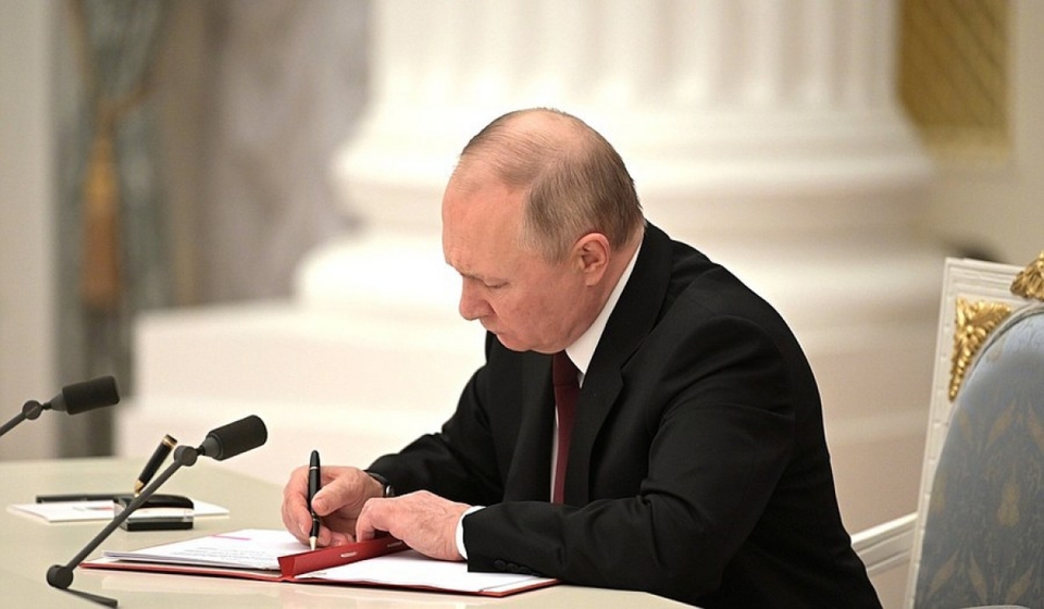 Tổng thống Nga Vladimir Putin đã ký sắc lệnh công nhận hai khu vực ly khai ở miền Đông Ukraine gồm ''Cộng hòa Nhân dân Donetsk'' và ''Cộng hòa Nhân dân Lugansk'' là các thực thể độc lập.