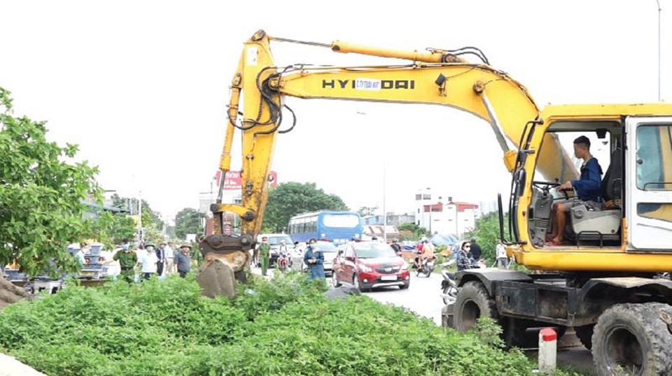 Lực lượng chức năng huyện Thanh Oai phối hợp xử l&yacute; vi phạm tr&ecirc;n địa b&agrave;n.