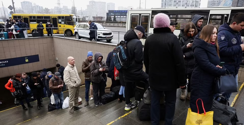 Người d&acirc;n Ukraine xếp h&agrave;ng d&agrave;i chờ xe bus đi đến c&aacute;c v&ugrave;ng ph&iacute;a t&acirc;y Ukraine để tr&uacute; ẩn. Ảnh: AFP