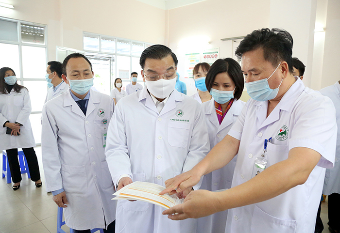 Chủ tịch UBND TP Chu Ngọc Anh kiểm tra c&ocirc;ng t&aacute;c ph&ograve;ng, chống dịch Covid-19 tại Bệnh viện Đa khoa Đức Giang