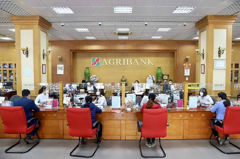 Giao dịch tại một chi nh&aacute;nh của Agribank. Ảnh: Nguyễn Trung