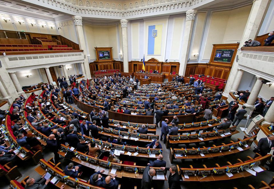 Quốc hội Ukraine ng&agrave;y 23/2 đ&atilde; th&ocirc;ng qua sắc lệnh ban bố t&igrave;nh trạng khẩn cấp tr&ecirc;n to&agrave;n quốc